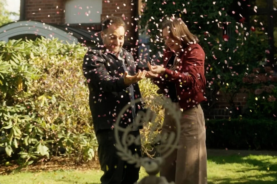 Daniel (Daniel Fritz, 41) lockt Jess (Juana Nagel, 29) in den Garten und die beiden erfahren, dass sie ein Mädchen bekommen.