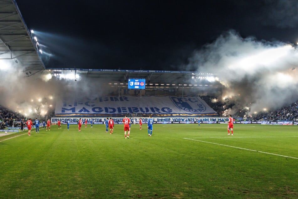 Das Spiel musste wegen Pyrotechnik für 13 Minuten unterbrochen werden.