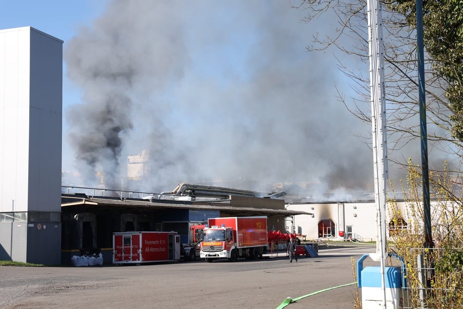 Durch die Flammen ist das Dach der ehemaligen Fabrikhalle teilweise eingestürzt, das Gelände wurde großräumig abgesperrt.