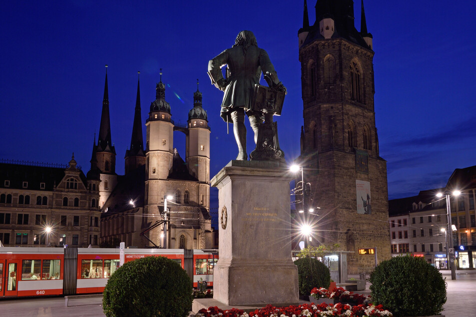Bald im Dunkeln: In Halle soll unter anderem die Effektbeleuchtung am Roten Turm und dem Händeldenkmal abgeschaltet werden.