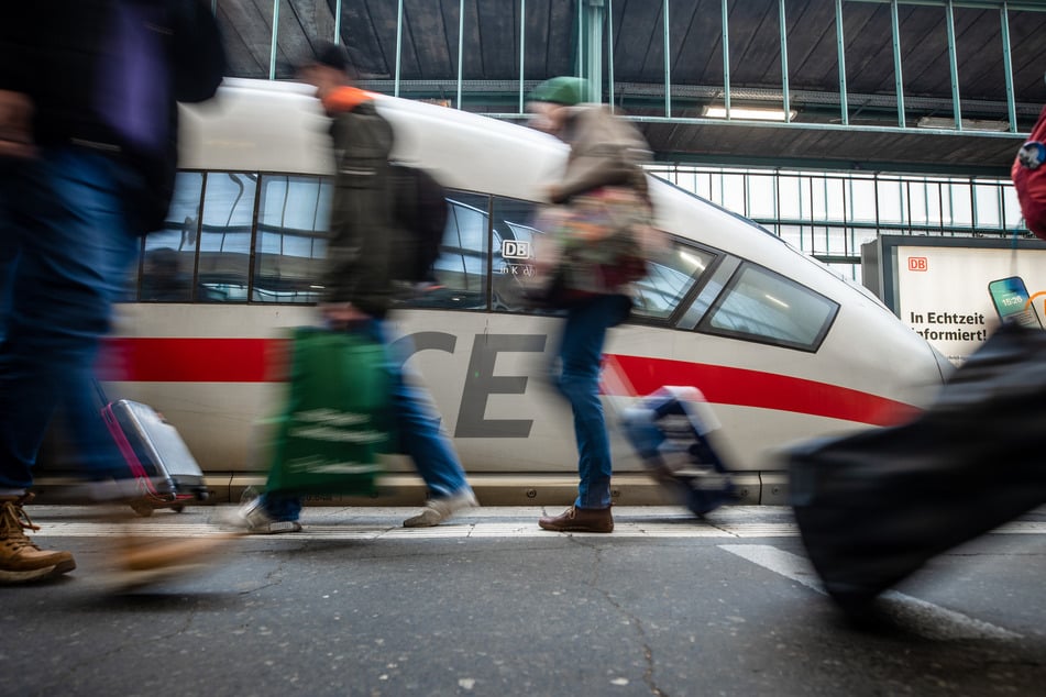 Viel Geduld müssen Bahnreisende derzeit bei Mannheim mitbringen. (Symbolbild)