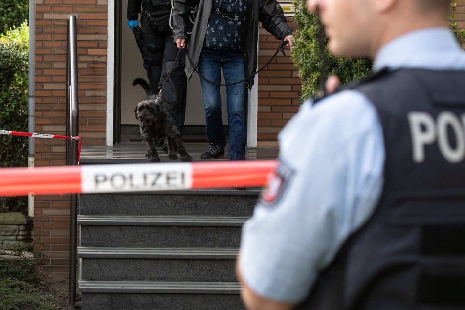 Ein Polizist steht vor dem abgesperrten Tatort in Gelsenkirchen.