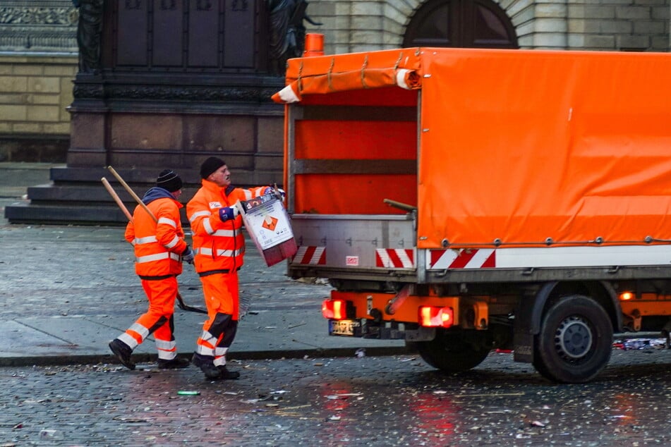 Am heutigen Mittwoch kamen bereits rund 15 Tonnen Böller-Reste zusammen.