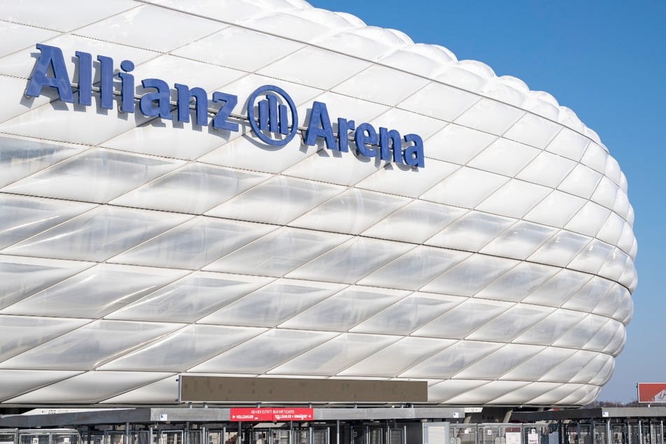 Die Frau hat das Spiel des FC Bayern in der Allianz Arena besucht.