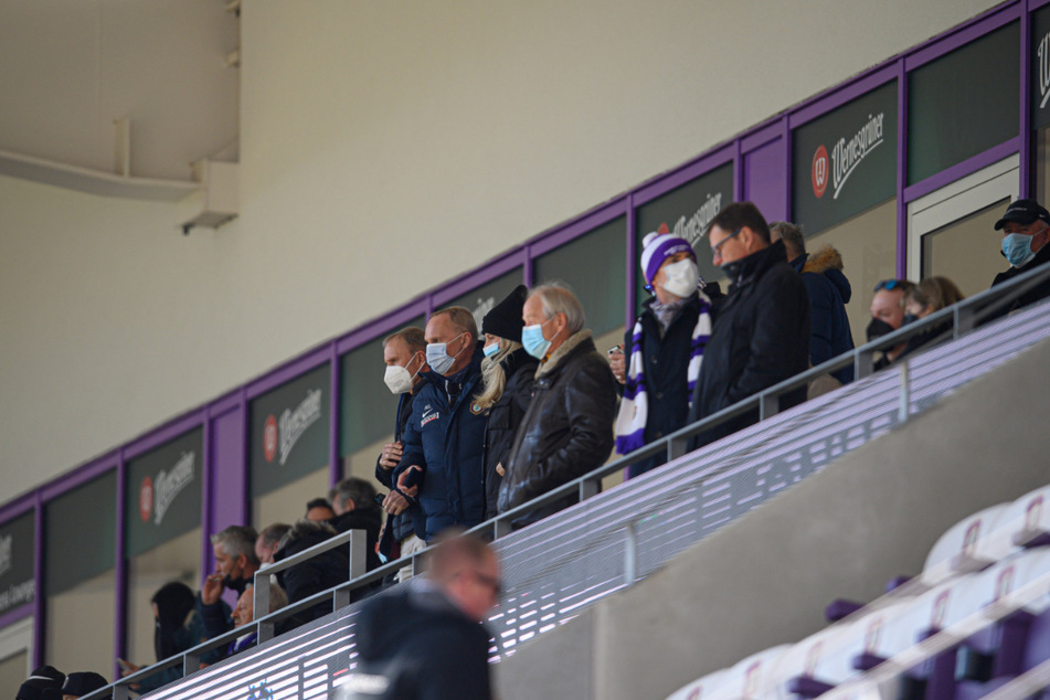 Aues Präsident Helge Leonhardt (62, 2.v.l.) und sein Bruder Uwe Leonhardt (l.) stehen beim Spiel gegen Hannover 96 inmitten von Gästen auf der Tribüne.