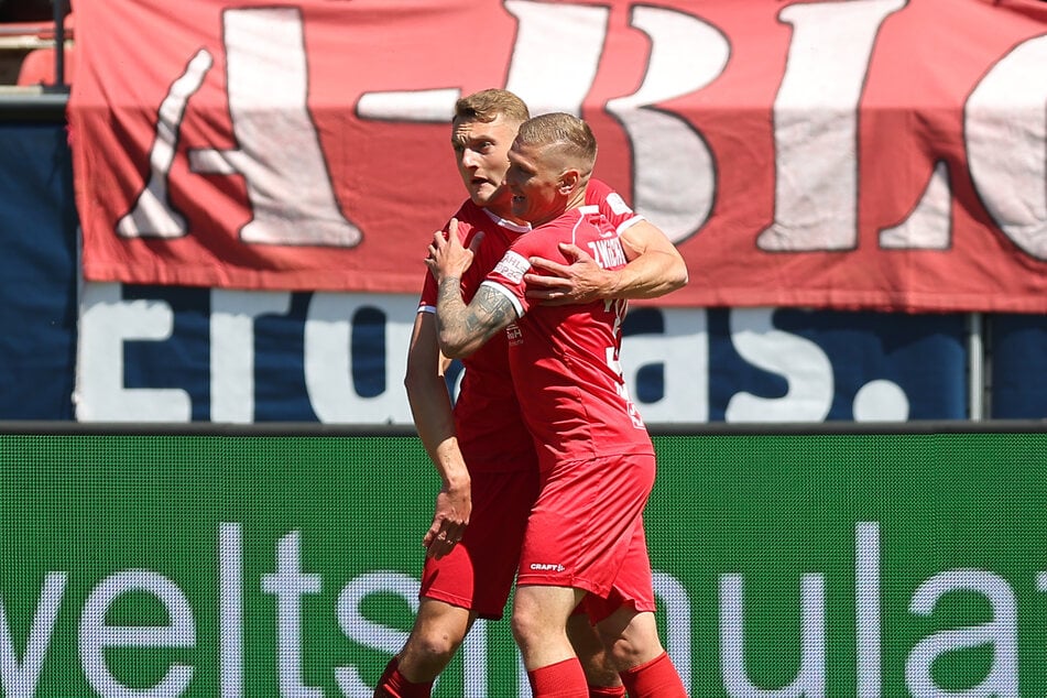 Ausgleich! Freude nach dem 1:1-Treffer von FSV-Spieler Marc-Philipp Zimmermann (r.).