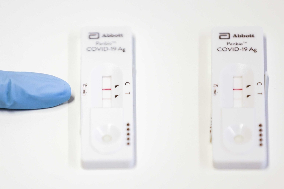 Ein positives Testergebnis bei einem Covid-19-Schnelltest (zwei Linien) in einer Teststation des Gesundheitsamts.