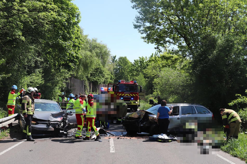 Zahlreiche Feuerwehrkräfte eilten nach dem Unfall zur Ratinger Landstraße, die stundenlang gesperrt wurde.