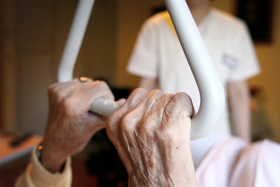 Statt zu helfen, soll ein angeblicher Krankenpfleger (30) zum Räuber und Vergewaltiger mutiert sein. Opfer war die betagte Frau (81) eines Bettlägrigen. (Symbolbild)