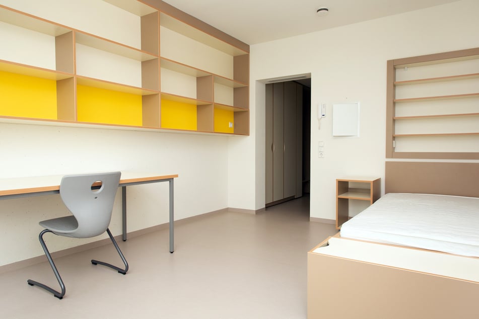 Ähnlich wie hier in einem Studentenwohnheim (Gret-Palucca-Straße) sind auch Azubis auf ein günstiges Zuhause angewiesen.