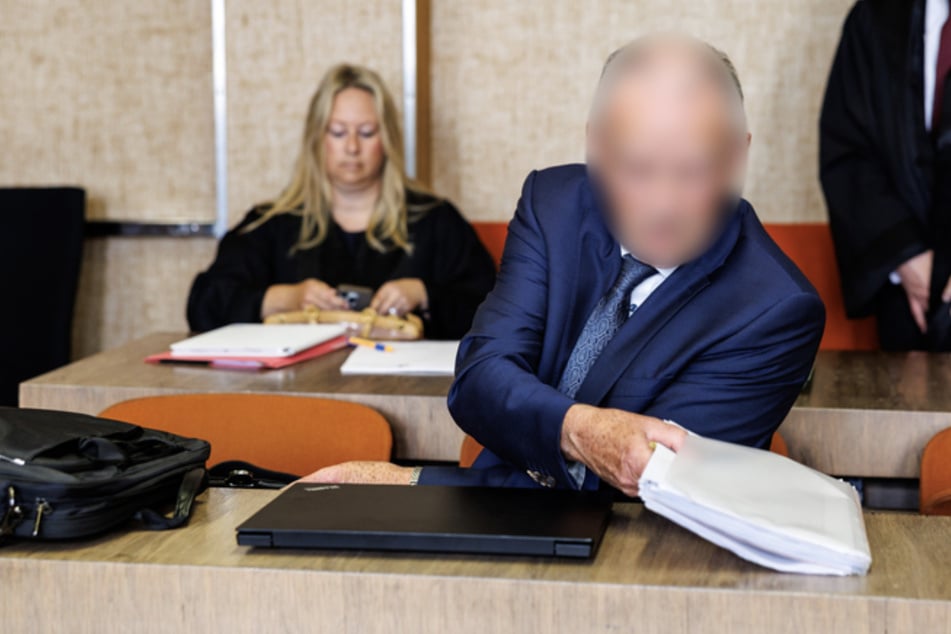 Der angeklagte ehemalige Präsident vom Landgericht Traunstein (M.) sitzt im Münchner Gerichtssaal. Links ist seine Anwältin Anita Süßenguth zu sehen.