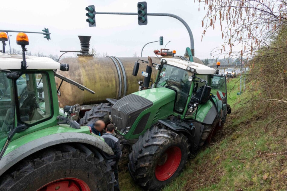 Der Traktor wurde stark beschädigt. Unter anderem wurde ein Reifen von einer Felge gedrückt.