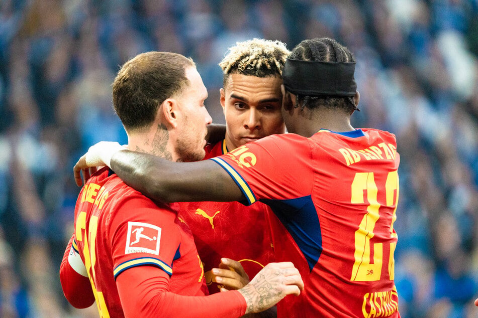 Kapitän David Raum (28, l.) ließ Antonio Nusa (21, M.) den Elfmeter schießen.