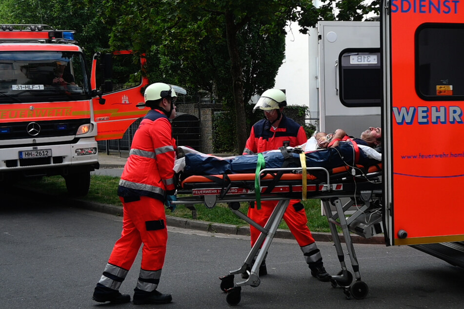 Hamburg: Schwer verletzt! 50-Jähriger stürzt bei Arbeiten drei Meter in die Tiefe