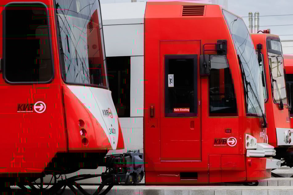 Eine KVB-Stadtbahn der Linie 1 kollidierte am Sonntagabend in Bergisch Gladbach bei Köln mit einem Anhänger und einer Mülltonne. (Symbolbild)