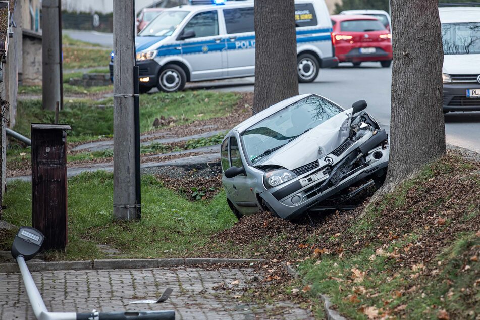 Ein Renault-Fahrer kam am Mittwochmorgen von einer Straße in Plauen ab. Er fuhr eine Laterne um und krachte anschließend gegen einen Baum.