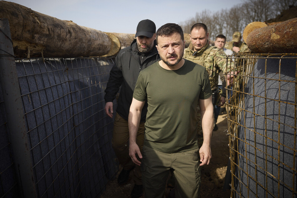 Der ukrainische Präsident Wolodymyr Selenskyj (46) reiste in die Region Charkiw, um sich ein Bild von der Lage zu machen.