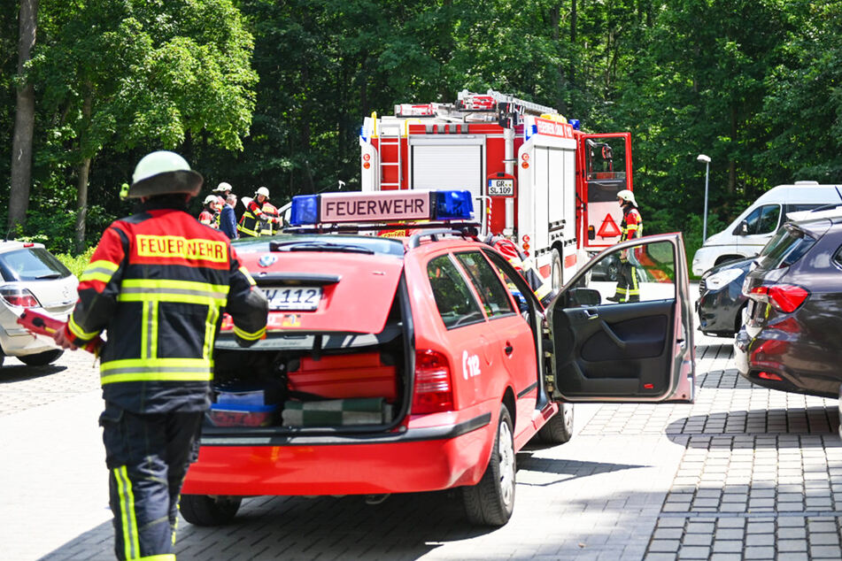 Die Feuerwehrleute klemmten die Batterie des Nissan ab und kontrollierten auf Glutnester, mehr war nicht nötig.