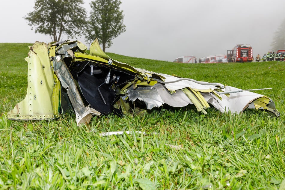 Ein Flugzeugteil liegt auf einer Wiese: In unwegsamen Gelände in Österreich ist ein Kleinflugzeug abgestürzt.