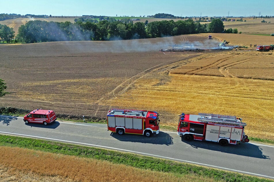 Auf einem Feld an der Glauchauer Straße in Oberwiera brannte am Freitag ein Stoppelfeld.