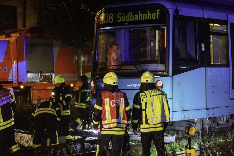 Frau wird in Frankfurt von U-Bahn erfasst und eingeklemmt