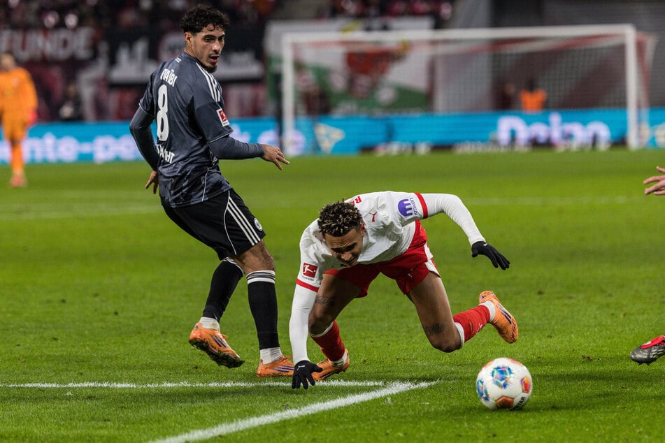 Antonia Nusa (20, r.) ging im Zweikampf mit Farès Chaïbi (23) zu Boden.
