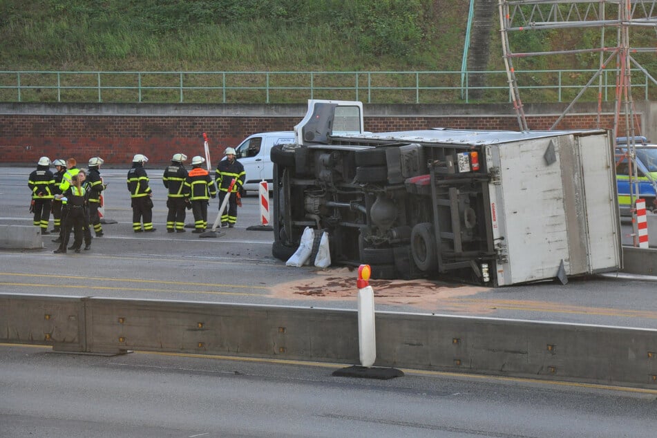 Unfall A7: Lkw hinter Elbtunnel umgestürzt: Vollsperrung auf A7