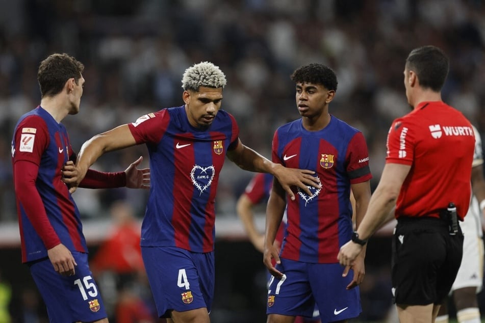 Große Empörung bei Barça: Die Spieler belagerten den Schiedsrichter.