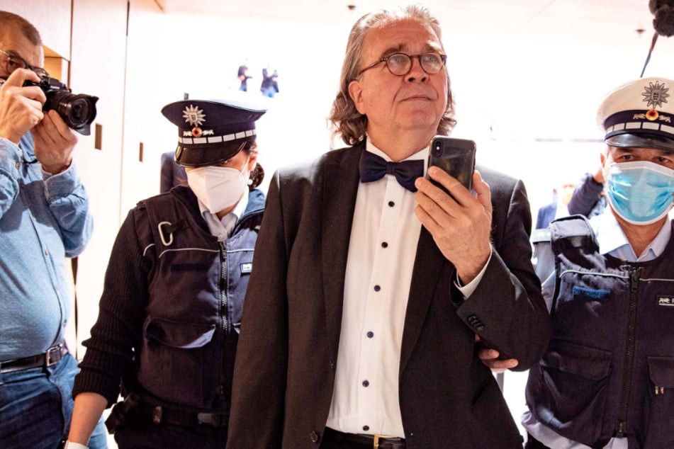 Ex-AfD Politiker wird von Polizei aus dem Landtag geschmissen