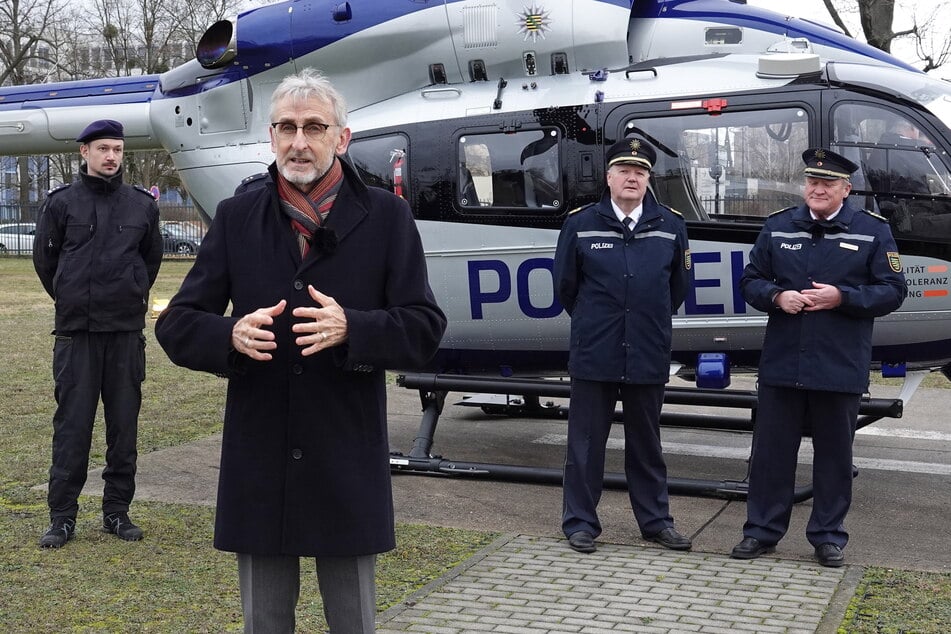 Innenminister Armin Schuster (CDU, 2.v.l.) und sein Lieblingsprojekt - die neuen Polizeihubschrauber, die Sachsen für 60 Millionen Euro einkauft.