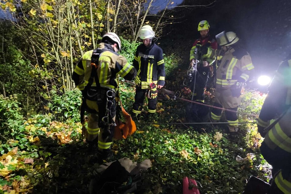 Die Feuerwehrkräfte retteten den in Not geratenen Mann aus seiner misslichen Lage und brachten ihn sicher zum Besucherplateau am Drachenfels.