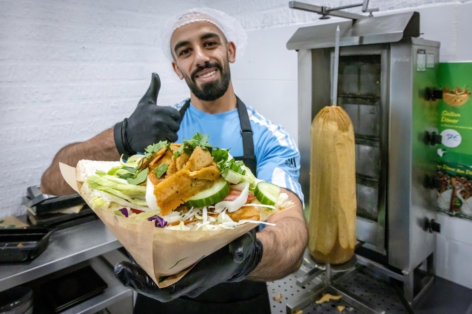 Auch Mitarbeiter Mohammed Mahfoud (26) liebt den Seitan-Döner.