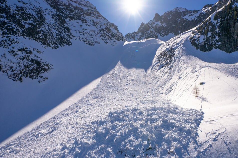 Two men have been killed by an avalanche in Switzerland, two other men were found unconscious on ski slopes and later died in hospital. (symbolic photo)