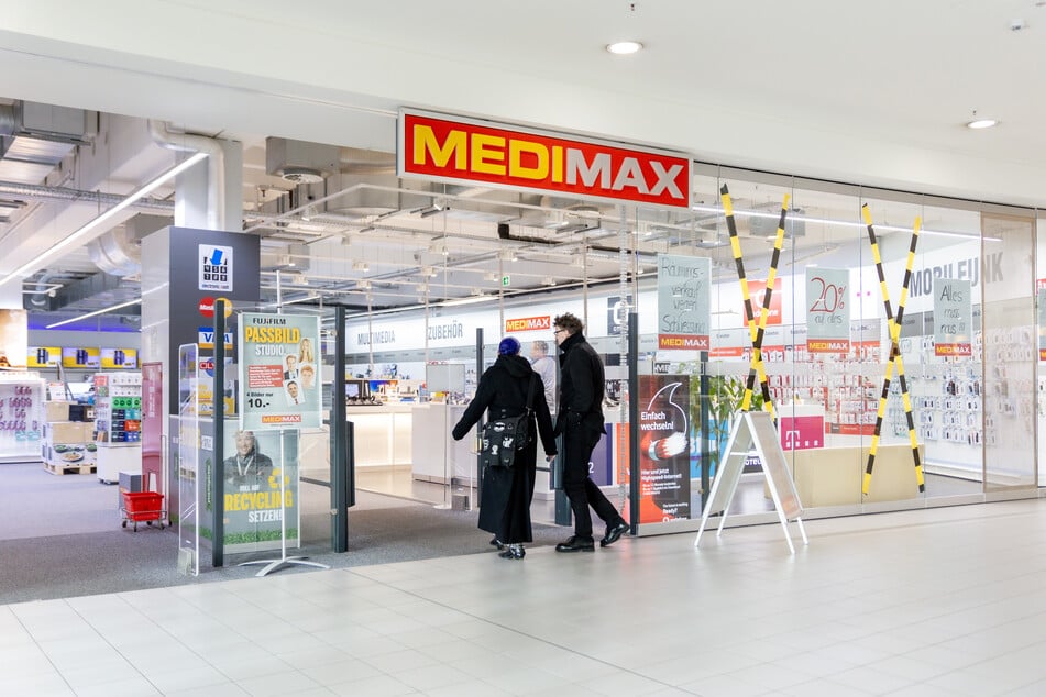 MEDIMAX im Simmel-Center in der Dresdner Neustadt schließt und gibt 50 Prozent Rabatt auf vorrätige Ware.