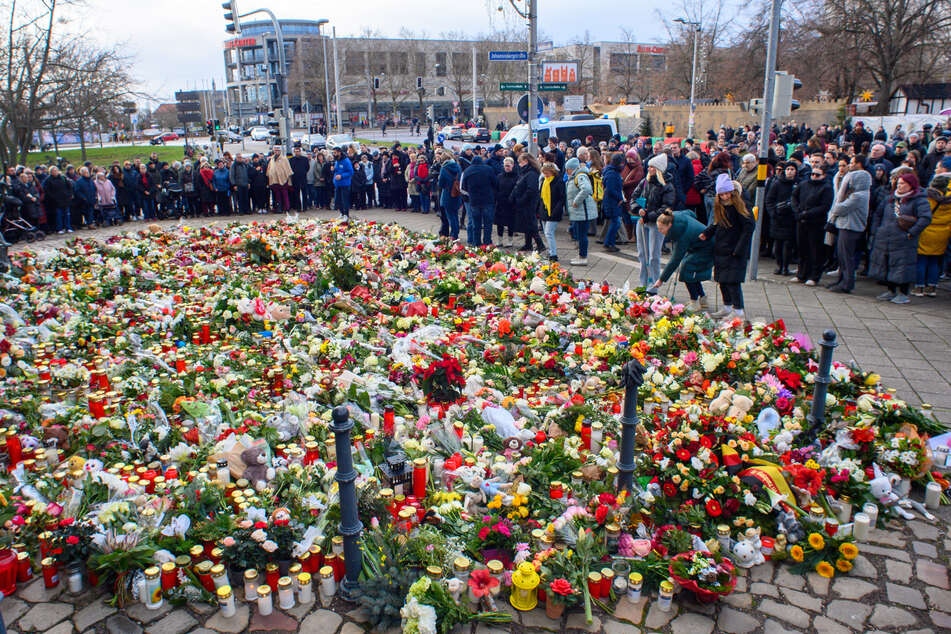 Trauernde kommen täglich an der Johanniskirche zusammen.