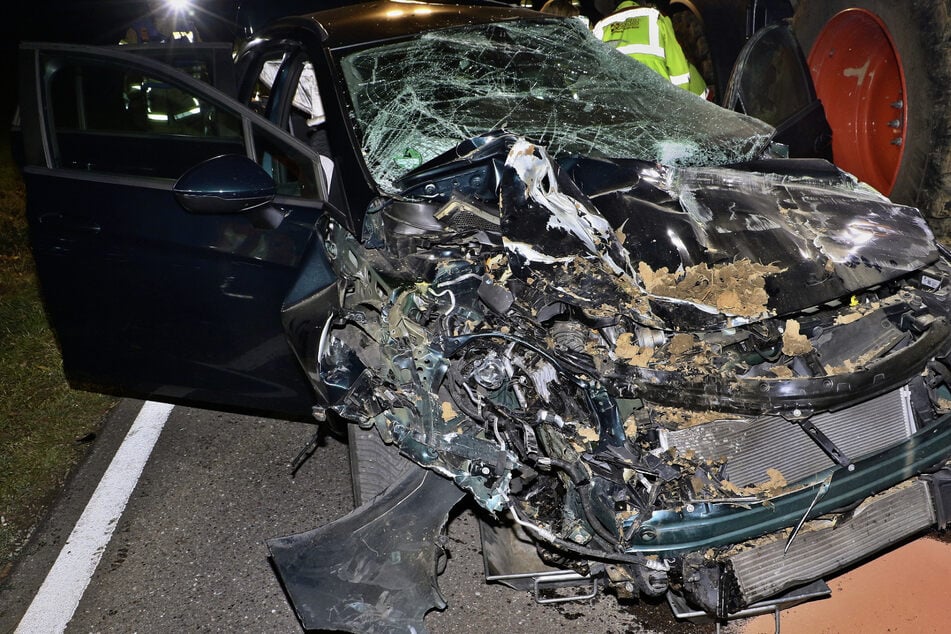 Auto kracht in Traktor-Anhänger: Fahrer eingeklemmt