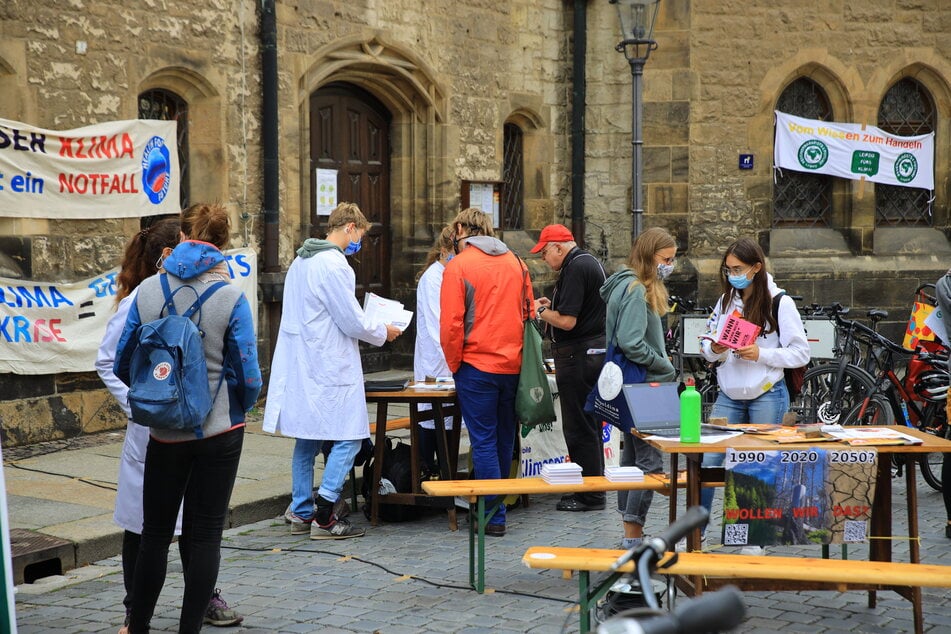 Unter anderem an der Nikolaikirche konnten sich Interessierte rund um das Thema Verkehrswende und Klimakrise informieren.