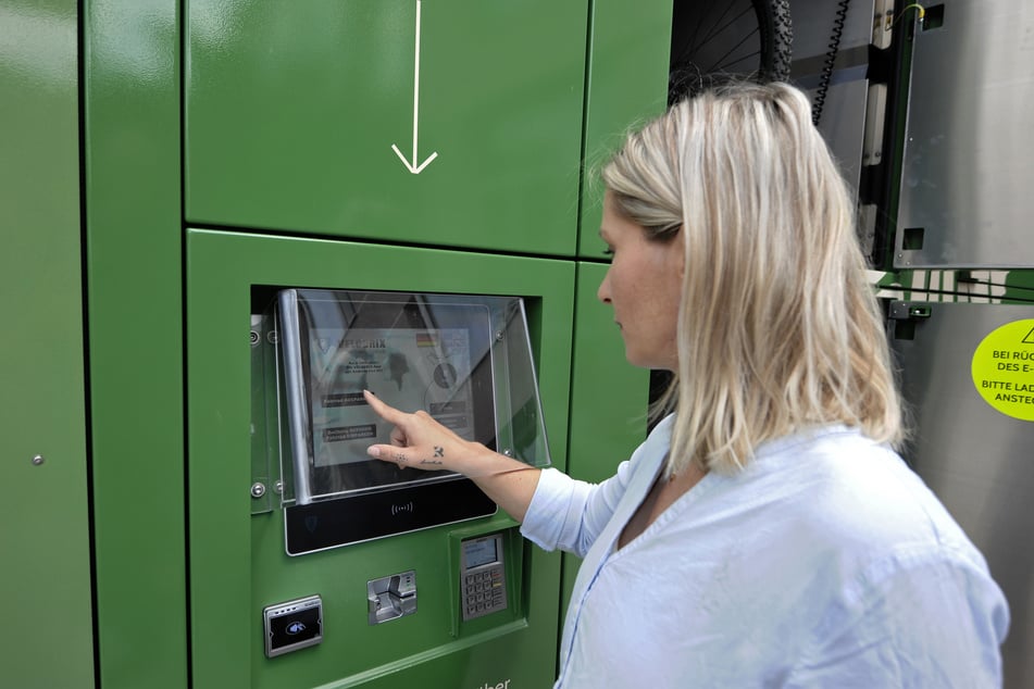 Bezahlt werden kann mit EC-, Debit- oder Kreditkarte.