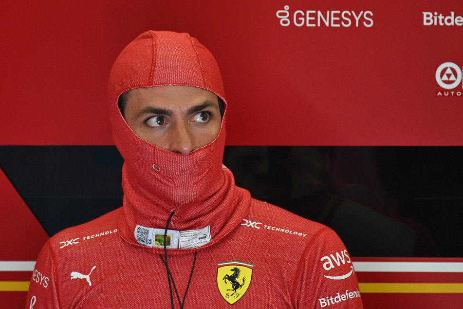 Carlos Sainz (29) hat das Ferrari-Cockpit vorerst gegen ein Krankenhausbett eingetauscht. Dem Spanier musste der Blinddarm entfernt werden.