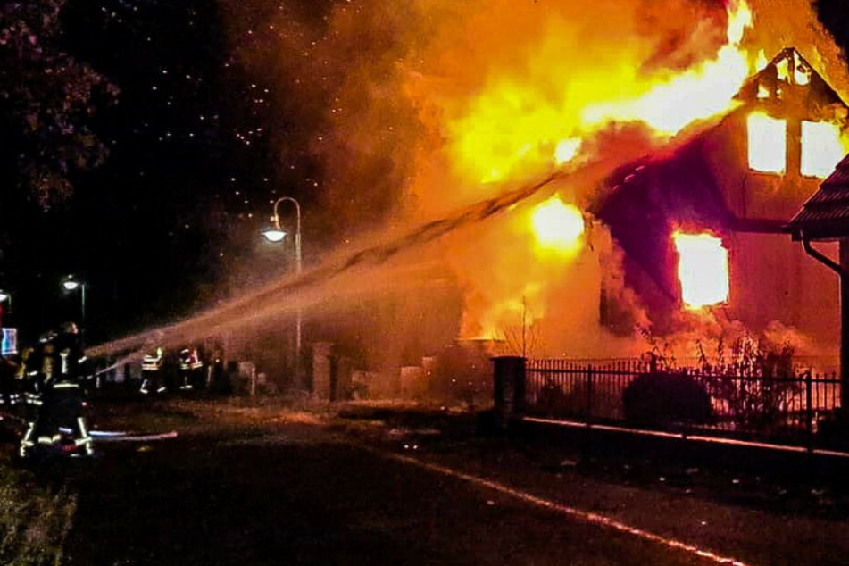 Die Feuerwehr kämpft gegen die Flammen.