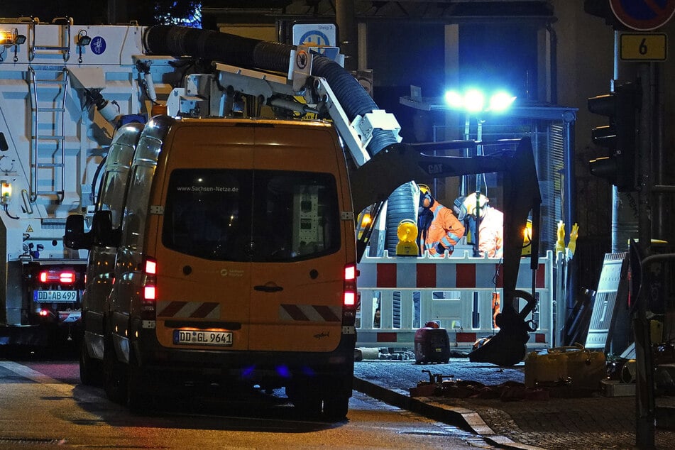 Spezialisten der SachsenNetze kümmern sich um die Behebung der Havarie.