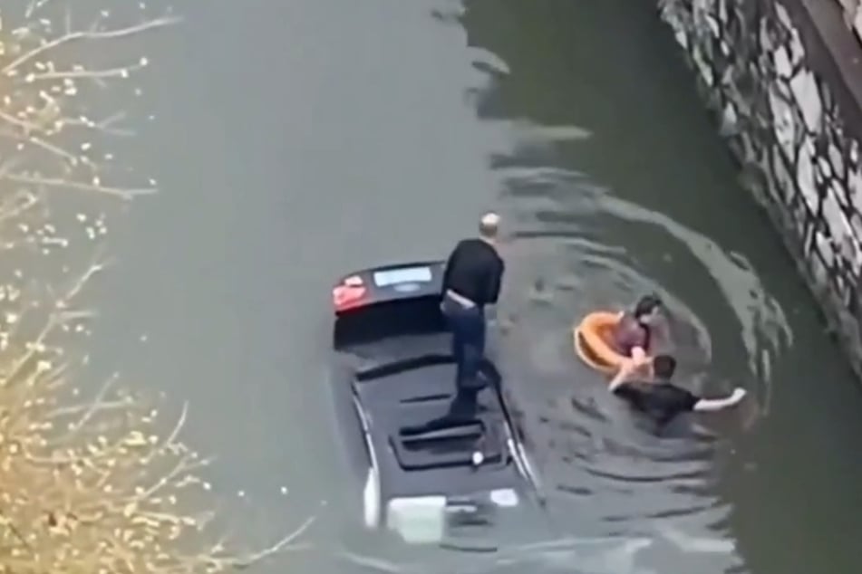 Gemeinsam braxchten sie den Verunglückten ans Ufer