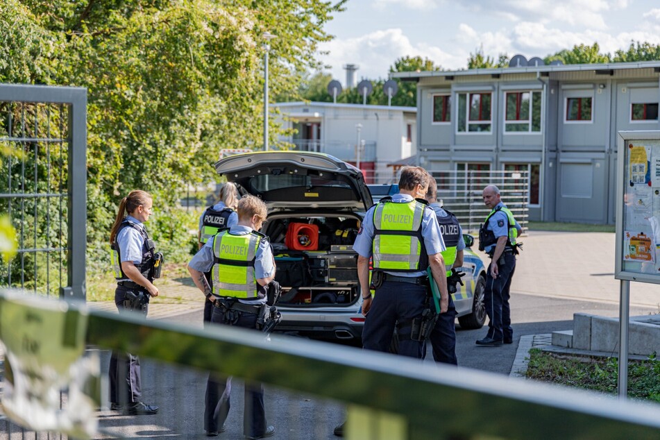 Bei dem brutalen Angriff im Rahmen einer Kontrolle in Köln-Holweide sind zwei Polizisten schwer verletzt worden.