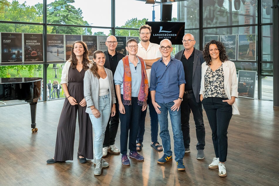 Das in Teilen erneuerte Leitungsteam der Landesbühnen (v.l.): Franziska Till, Natalie Wagner, Steffen Pietsch, Esther Undisz, Konrad Till, Rainer Holzapfel, Manuel Schöbel und Artemis Willms.
