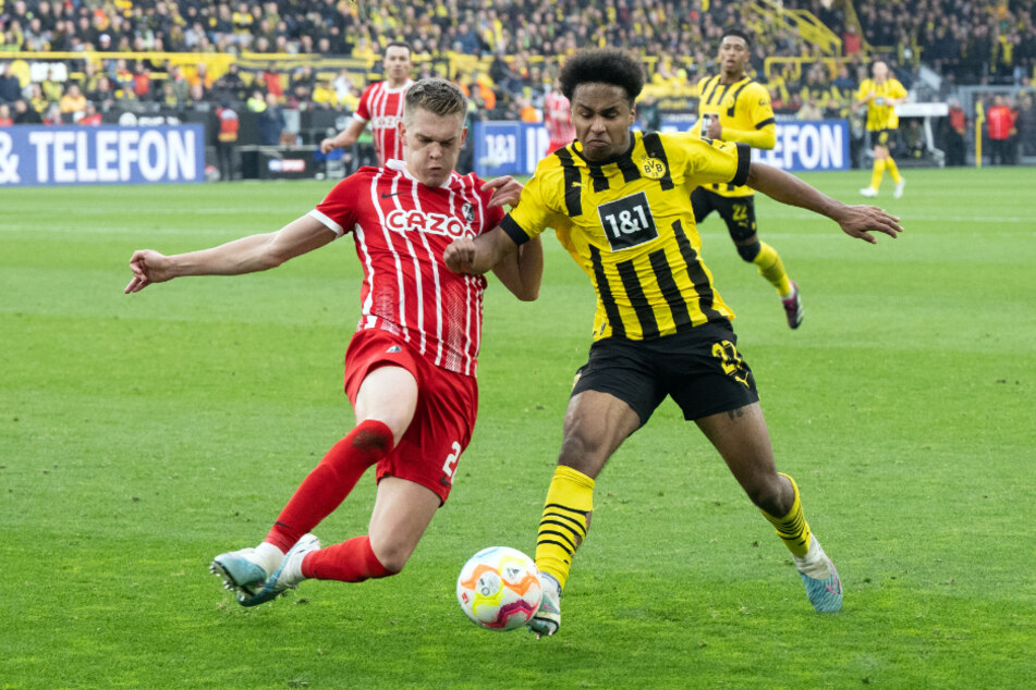 War gegen Freiburg häufig schneller am Ball: Karim Adeyemi (21, r.) ist der neue Tempo-König.