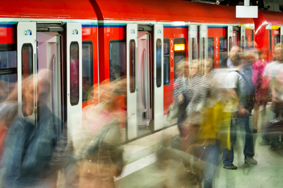 Bei den S-Bahn-Linien im Frankfurter City-Tunnel kommt es zu Verspätungen und Ausfällen (Symbolbild).
