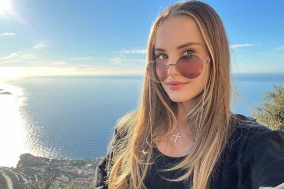 Davina Geiss (19) zeigte sich mit einer sehr großen Sonnenbrille.
