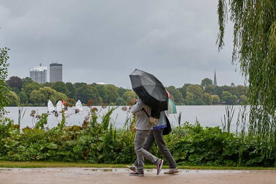 Am Mittwoch sollten die Hamburger sich gegen den Regen wappnen. (Archivfoto)