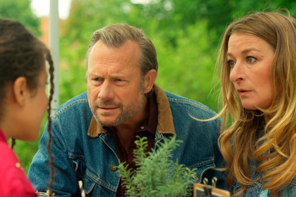 Als Carla und Michael von einem angeblichen Geist auf dem Pferdehof berichten, schlägt Ellie (Kim Biebow, 26) vor, durch eine Séance Kontakt zu dem Geist aufzunehmen.