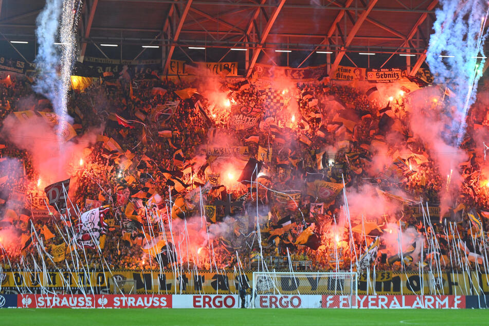 Sieht zwar immer wieder schön aus und riecht nach Silvester, ist im Stadion aber nun einmal verboten. Allein die Pyro-Show im DFB-Pokalspiel gegen Darmstadt hat Dynamo 119.100 Euro gekostet.